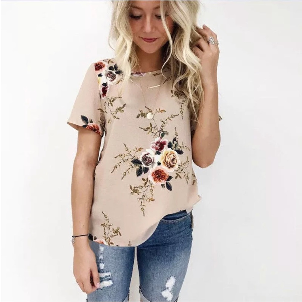 5 for $25.  ⭐HOST PICK 1/1⭐Floral Tee